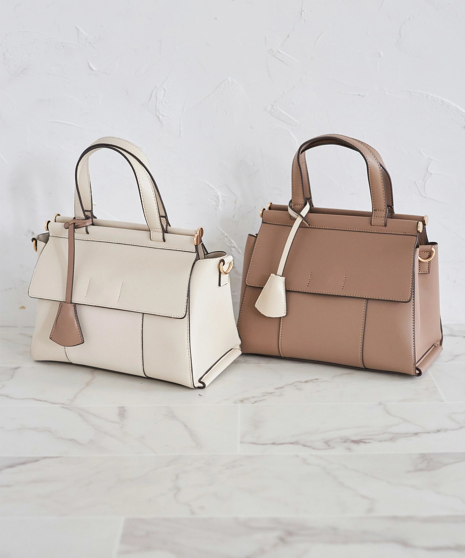 キーチャーム付きフラップショルダーバッグ  tocco closet(トッコクローゼット)《Anytimechic2025AW》※セレクトアイテム ＊スペシャルプライス品につき返品/キャンセル/配送日指定不可/ラッピング不可/少量在庫のセールの為交換は出来かねる場合がございます。