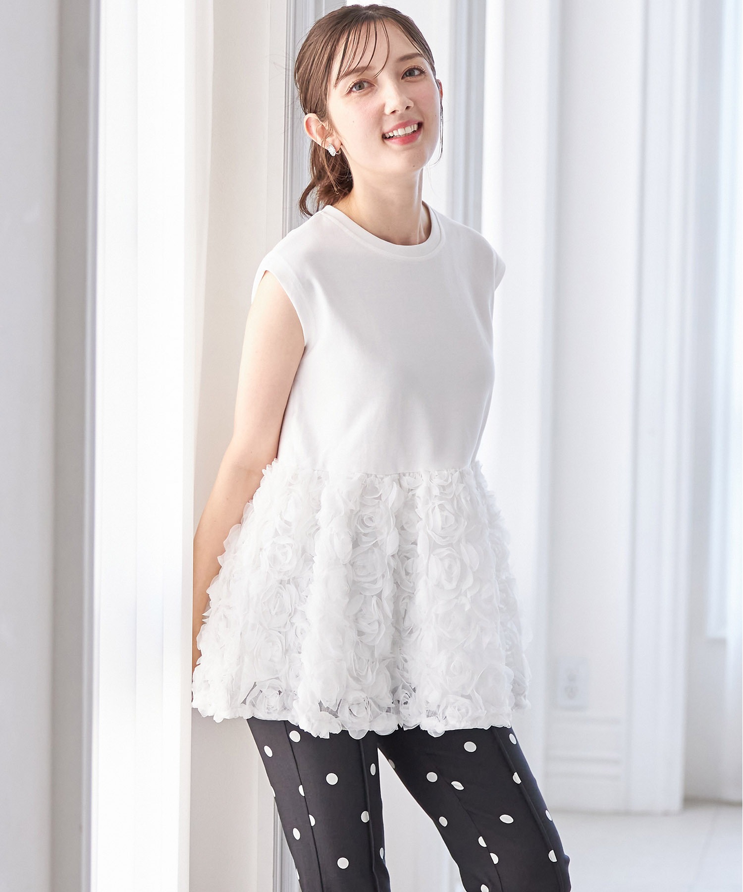 立体フラワーペプラムカットソープルオーバー 【diveala ディヴィーラ】 tocco closet ＊スペシャルプライス品につき返品/キャンセル/配送日指定不可/ラッピング不可/少量在庫のセールの為交換は出来かねる場合がございます。