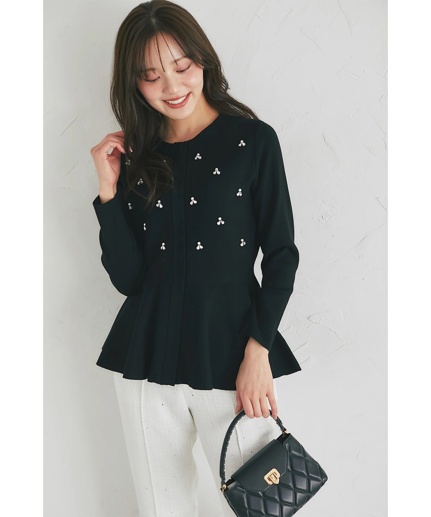 パールビジュー付きペプラムニットプルオーバー【elliana エリアナ】 tocco closet ＊スペシャルプライス品につき返品/キャンセル/配送日指定不可/ラッピング不可/少量在庫のセールの為交換は出来かねる場合がございます。