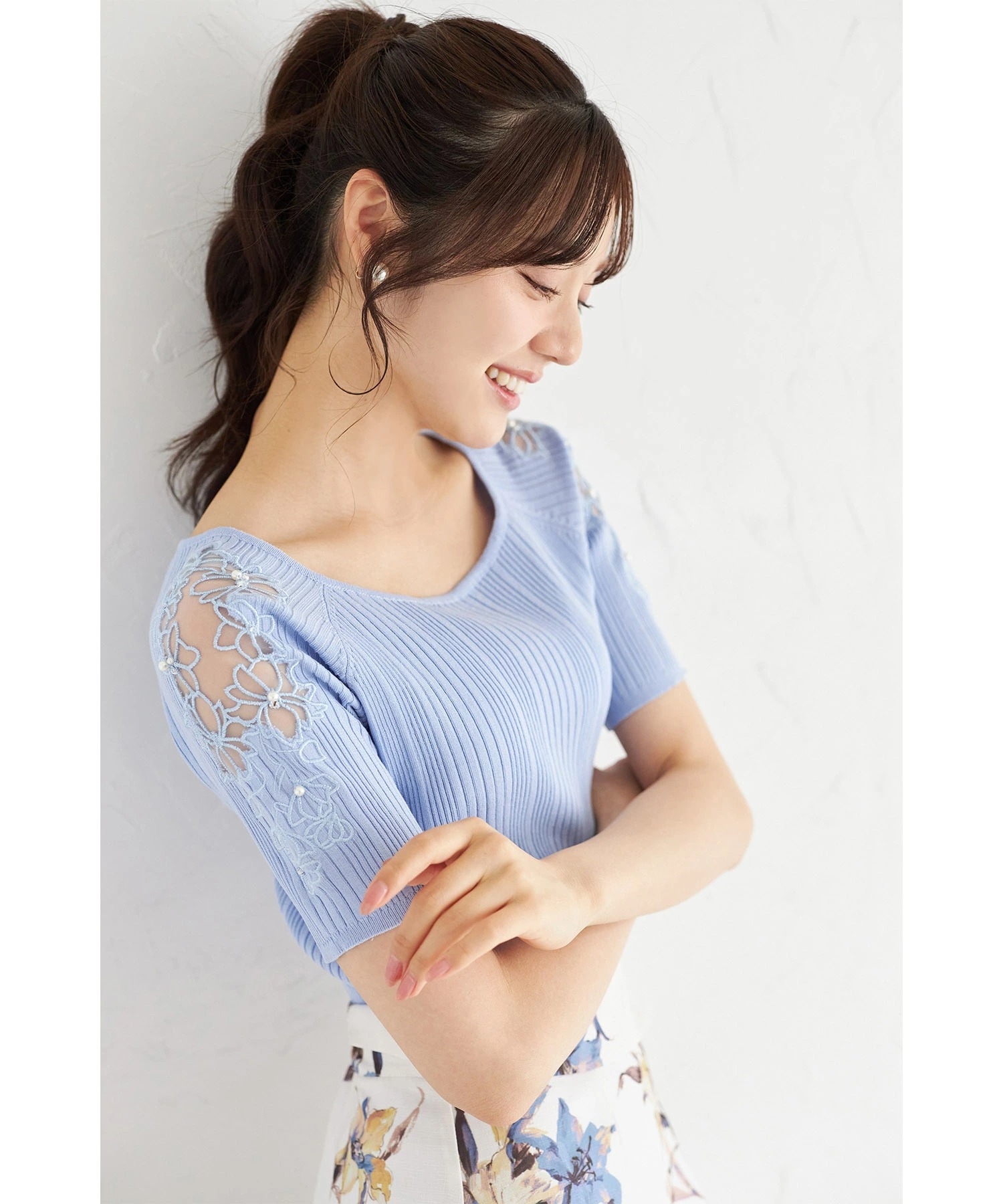 tocco トッコクローゼット　　
パールビジュー付きフラワー刺繍シアースリーブ切り替えランダムリブニットプルオーバー