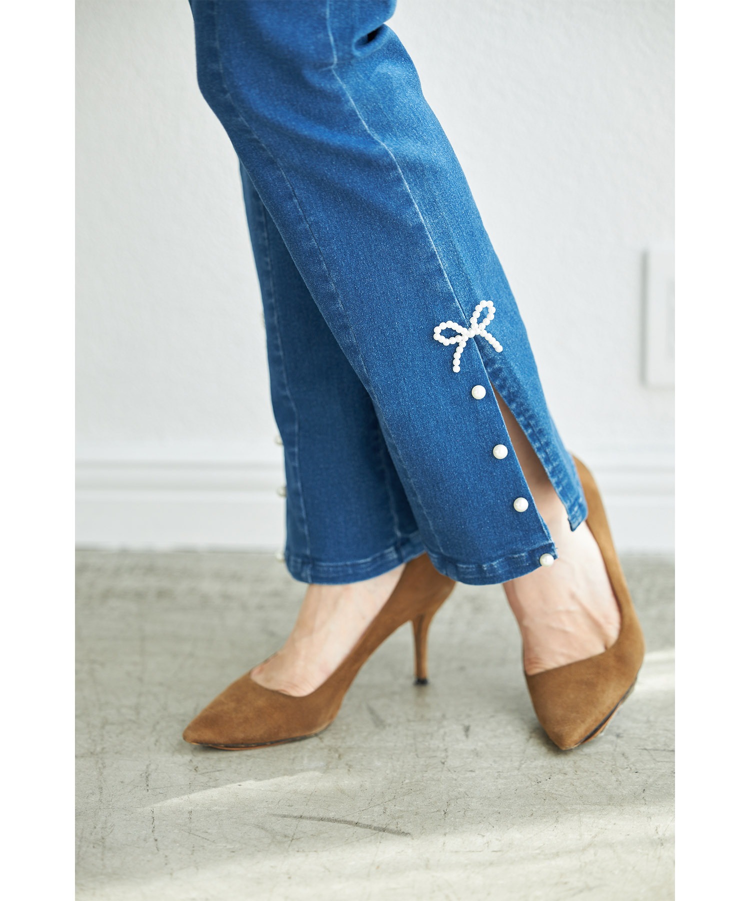 リボン＆パール付きストレッチデニムパンツ tocco closet(トッコクローゼット) ＊スペシャルプライス品につき返品/キャンセル/配送日指定不可/ラッピング不可/少量在庫のセールの為交換は出来かねる場合がございます。
