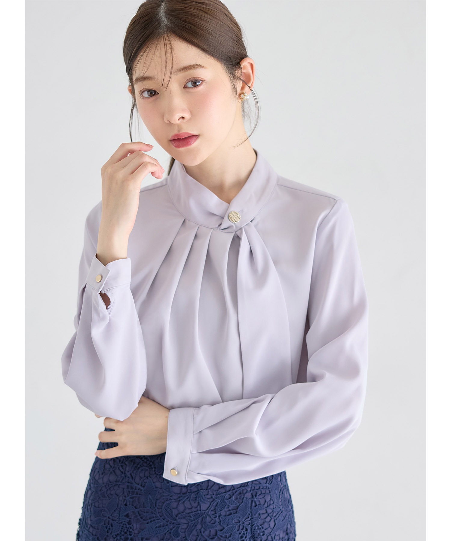 エステルスタンドアシメタイブラウス【festelle フェステル】 tocco closet ＊スペシャルプライス品につき返品/キャンセル/配送日指定不可/ラッピング不可/少量在庫のセールの為交換は出来かねる場合がございます。