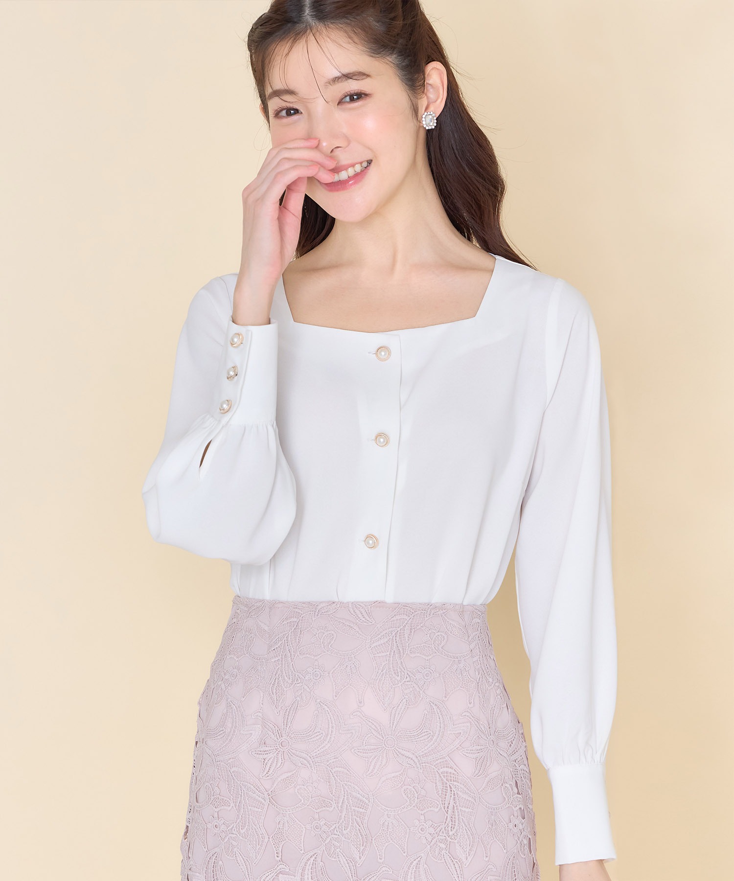 パール釦スクエアネックブラウス【fionella フィオネラ】 tocco closet(トッコクローゼット) ＊スペシャルプライス品につき返品/キャンセル/配送日指定不可/ラッピング不可/少量在庫のセールの為交換は出来かねる場合がございます。