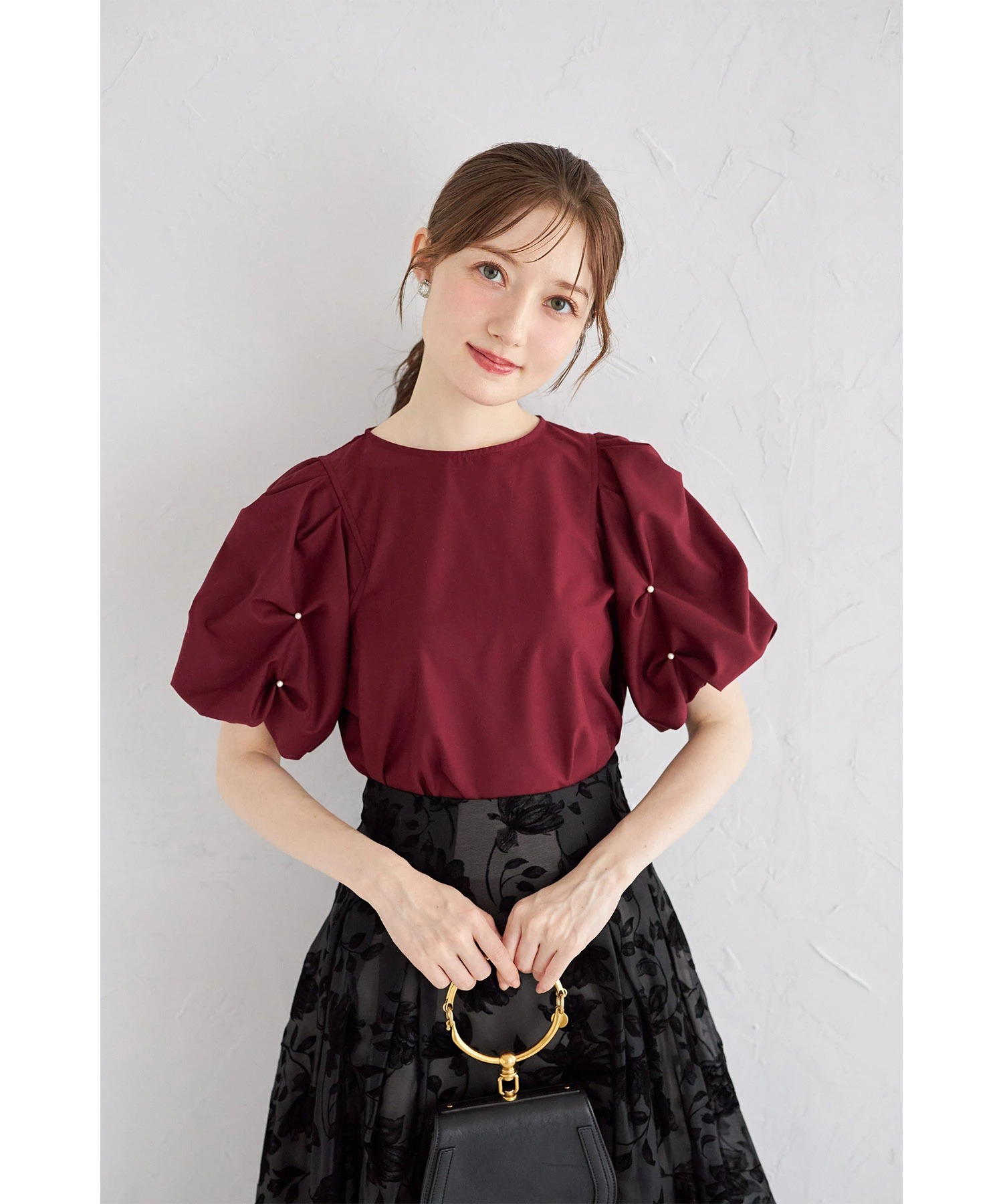 袖パール付きスモッキングブラウス　新色バーガンディー登場☆【fituiry フィトュリー】tocco closet(トッコクローゼット)《ReStockItem》※少量の在庫確保による再販売の為、交換は出来かねる場合がございます。予めご了承ください。