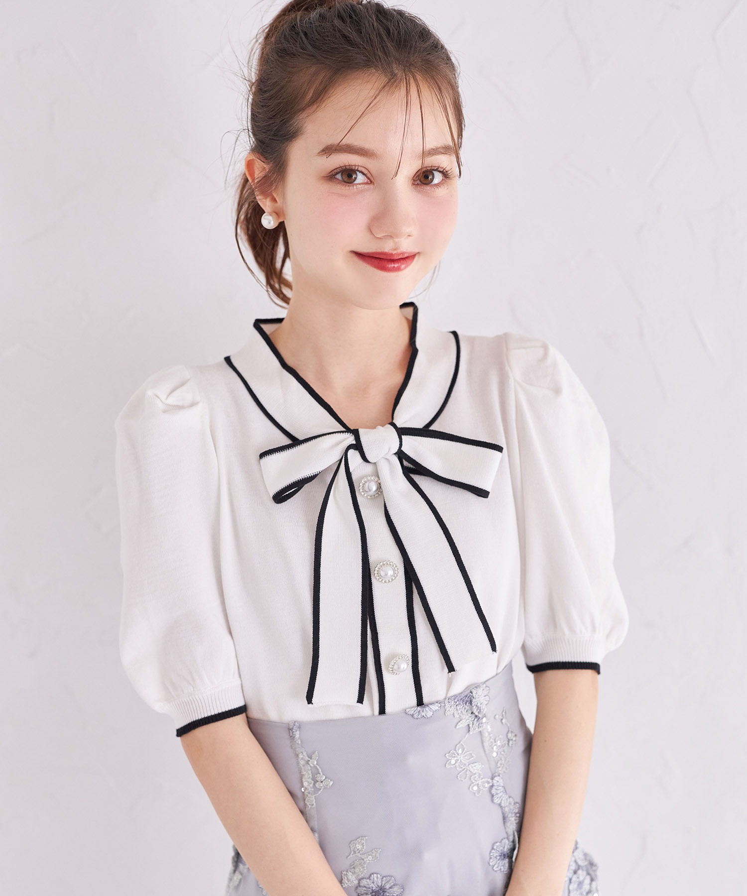 パール飾り釦付き配色ボウタイリボンニットプルオーバー【flarille フラリル】 tocco closet(トッコクローゼット)＊スペシャルプライス品につき返品/キャンセル/配送日指定不可/ラッピング不可/少量在庫のセールの為交換は出来かねる場合がございます。