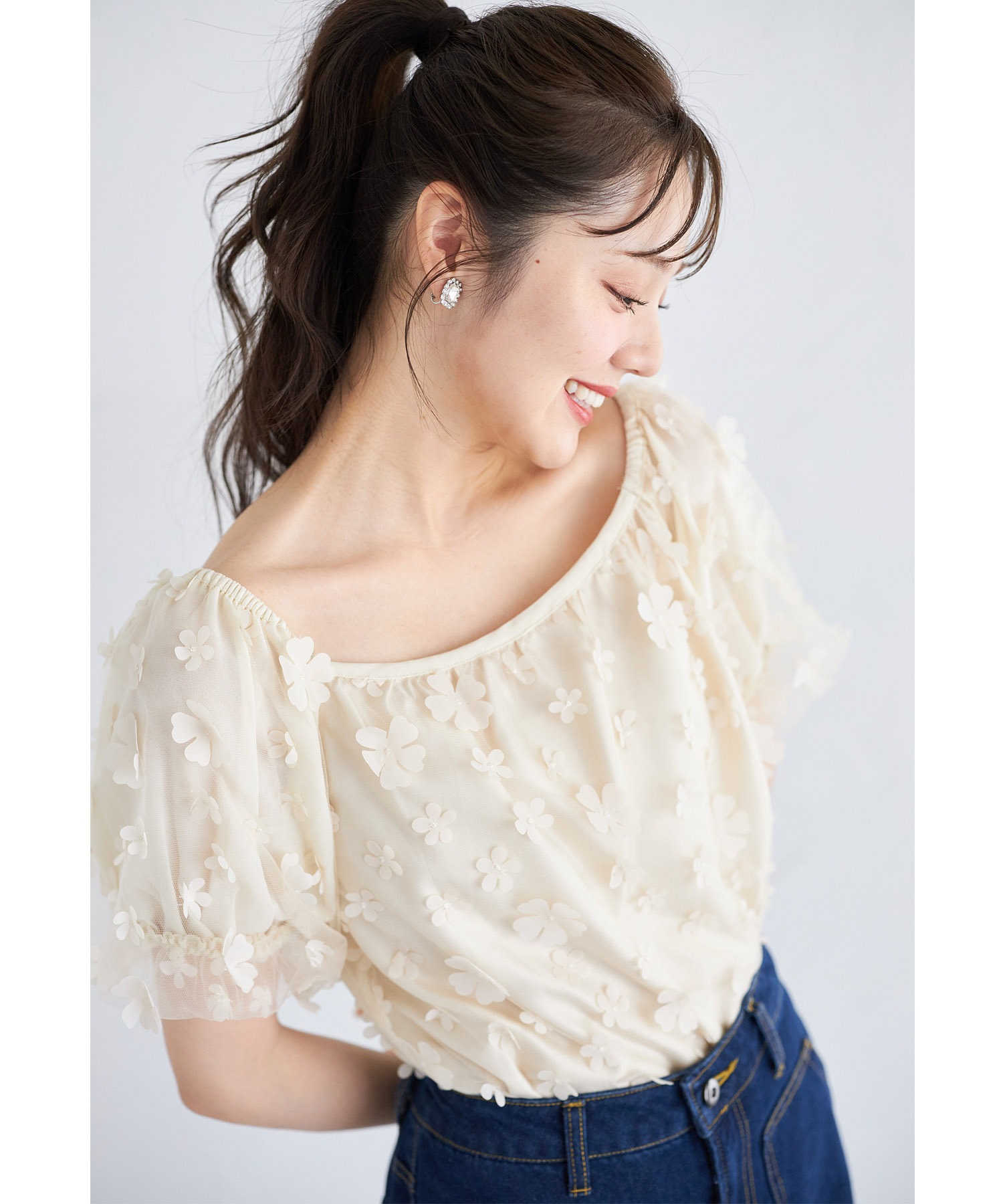 立体フラワー付きバルーンスリーブチュールブラウス【forrely フォレリー】 tocco closet(トッコクローゼット)＊スペシャルプライス品につき返品/キャンセル/配送日指定不可/ラッピング不可/少量在庫のセールの為交換は出来かねる場合がございます。　
