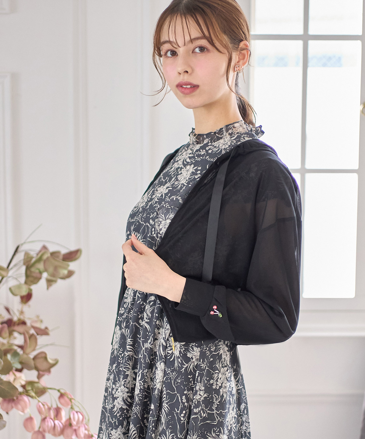 袖口チェリービジュー付きシアーパーカー8月3日(木)ブラック再販決定☆【freesia フリージア】 tocco closet(トッコクローゼット)