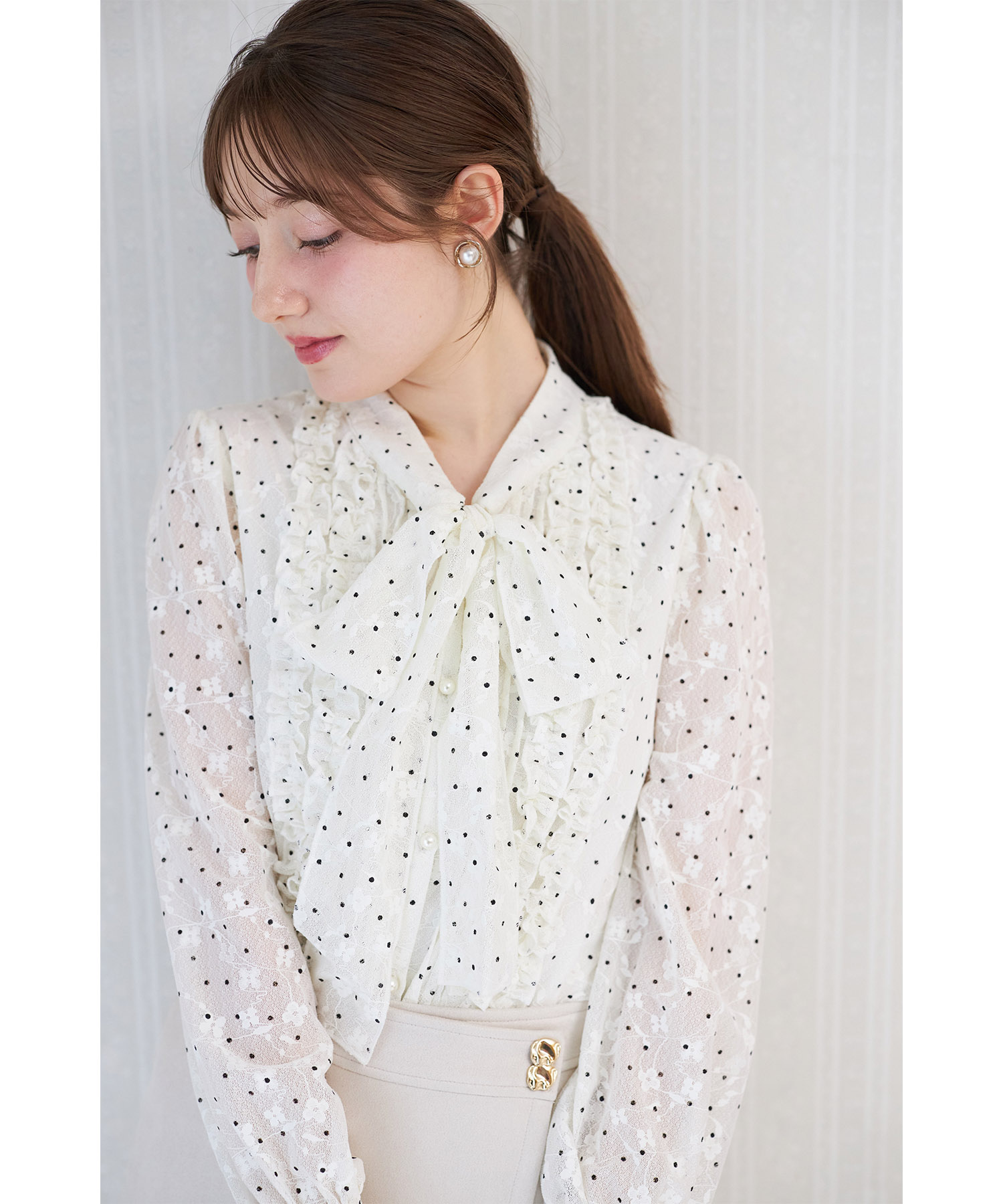 ボウタイリボン付きプチフリル装飾フラワーエンブロイダリー×ドットブラウス   tocco closet(トッコクローゼット)