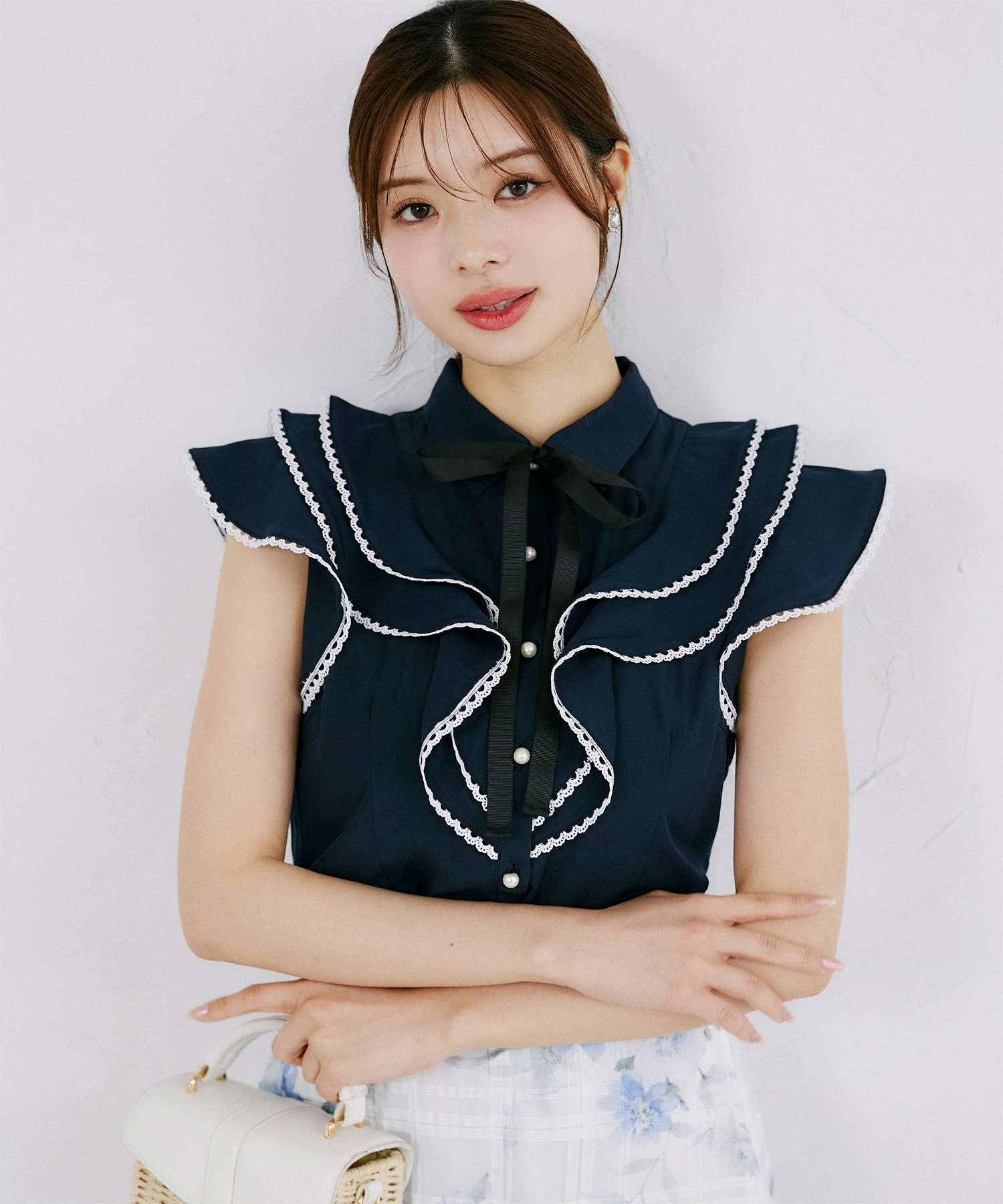 リボン付きラインレース装飾ラッフルフリルブラウスtocco closet(トッコクローゼット)※麻亜里さんはオフホワイト着用