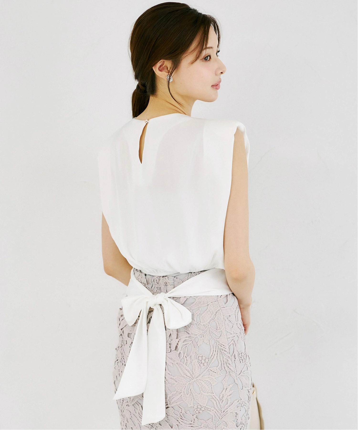 ウエスト後ろリボン付きフレンチスリーブブラウス tocco closet(トッコクローゼット) ＊スペシャルプライス品につき返品/キャンセル/配送日指定不可/ラッピング不可/少量在庫のセールの為交換は出来かねる場合がございます。