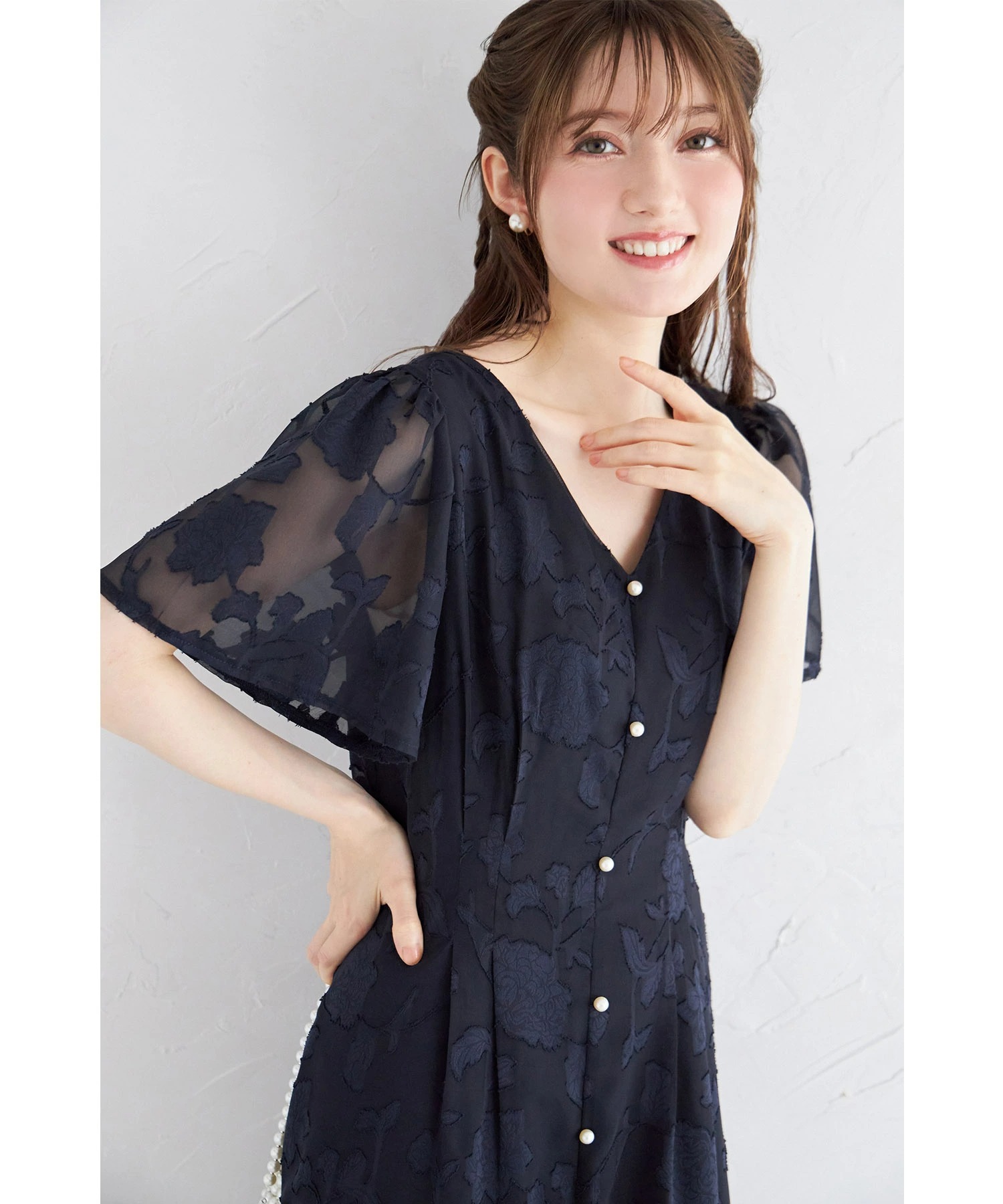 tocco トッコクローゼット　　
ウエストリボン付きパール装飾シアーフラワージャガードワンピース