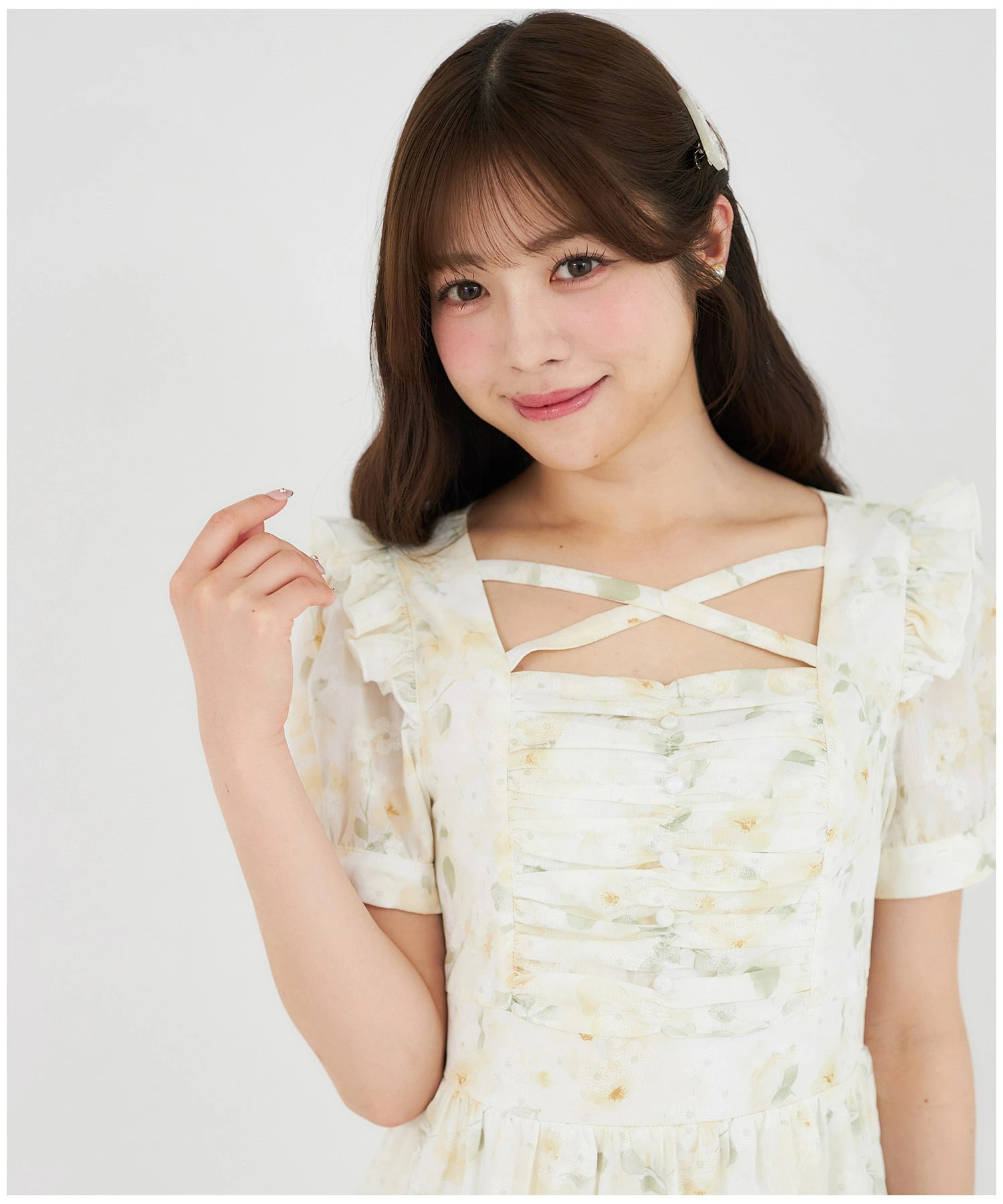 フリル付きクロスネックラメフラワープリントワンピース Suyunn(スユン) ※少量の在庫確保による再販売の為、交換は出来かねる場合がございます。予めご了承ください。