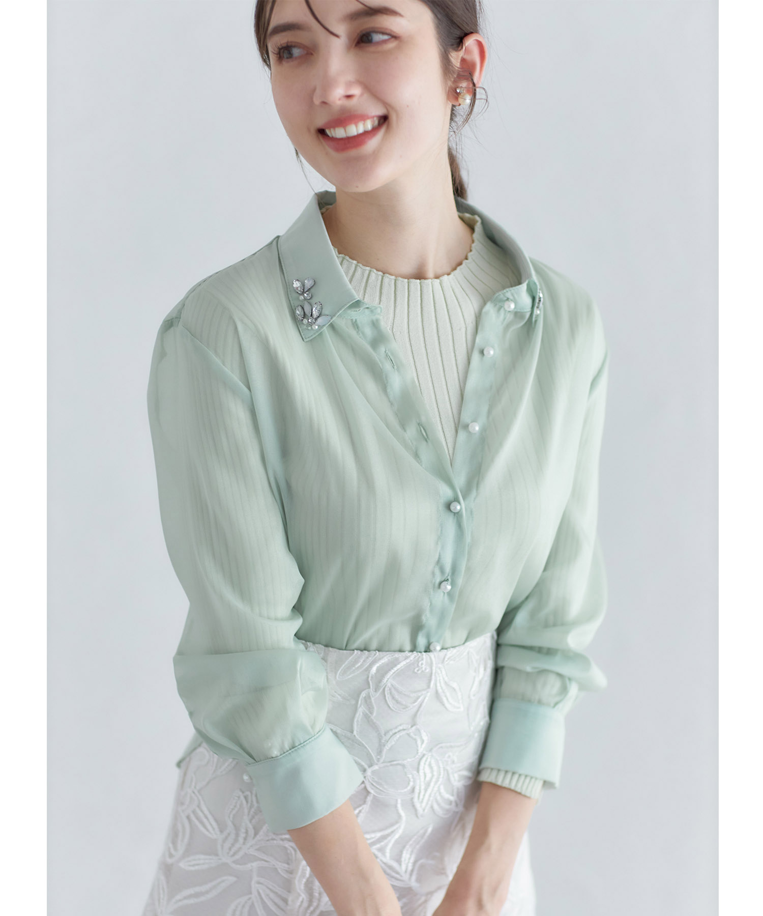 襟ビジュー付きシアーシャツ【jadder】tocco closet≪tocco closet luxe≫　8/17スタート！スペシャルプライス＊スペシャルプライス品につき返品/キャンセル/配送日指定不可/ラッピング不可/少量在庫のセールの為交換は出来かねる場合がございます。
