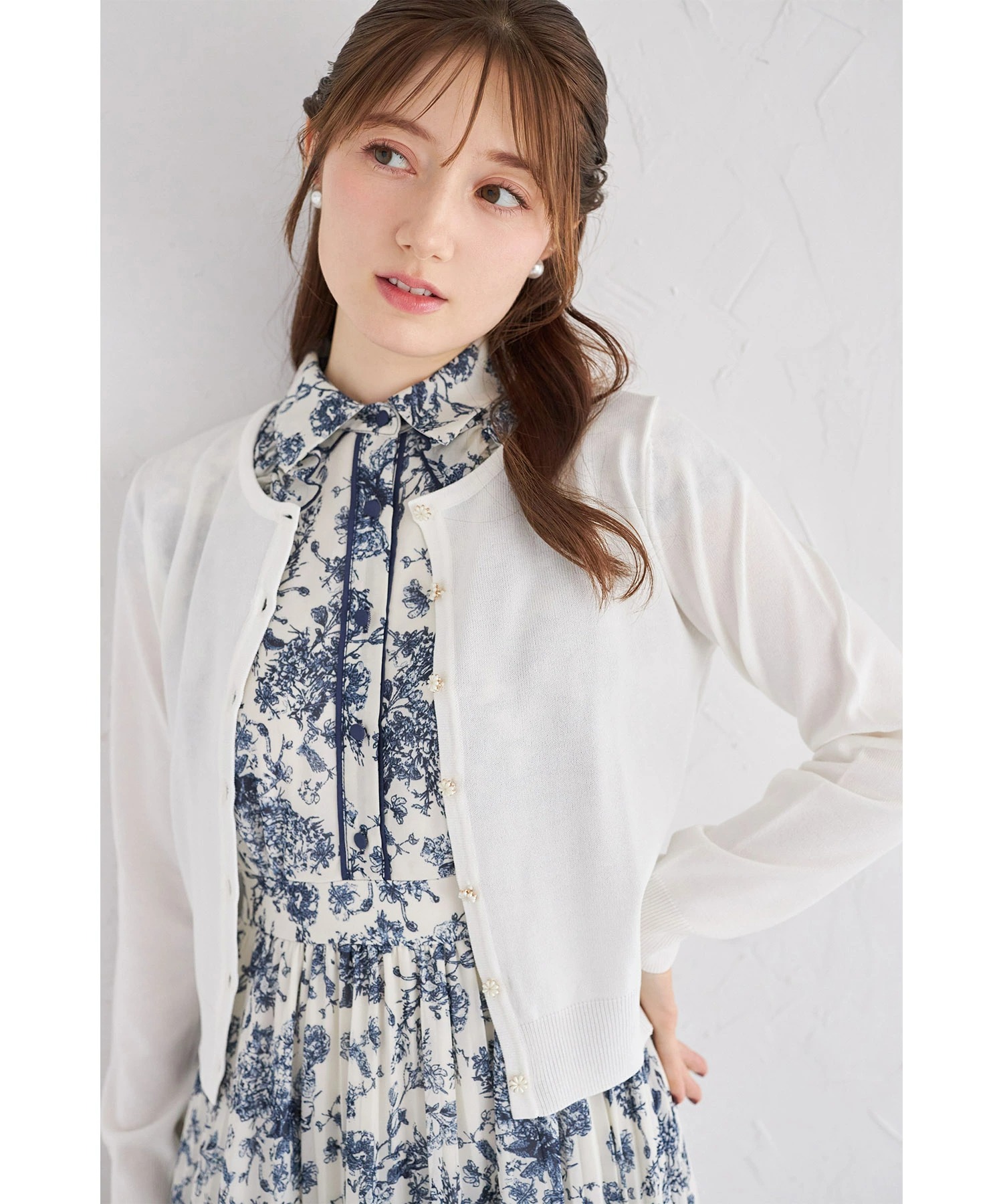 tocco トッコクローゼット　　
ＵＶカット＆接触冷感＆ハンドウォッシュ♪超強撚パールフラワー釦カーディガン