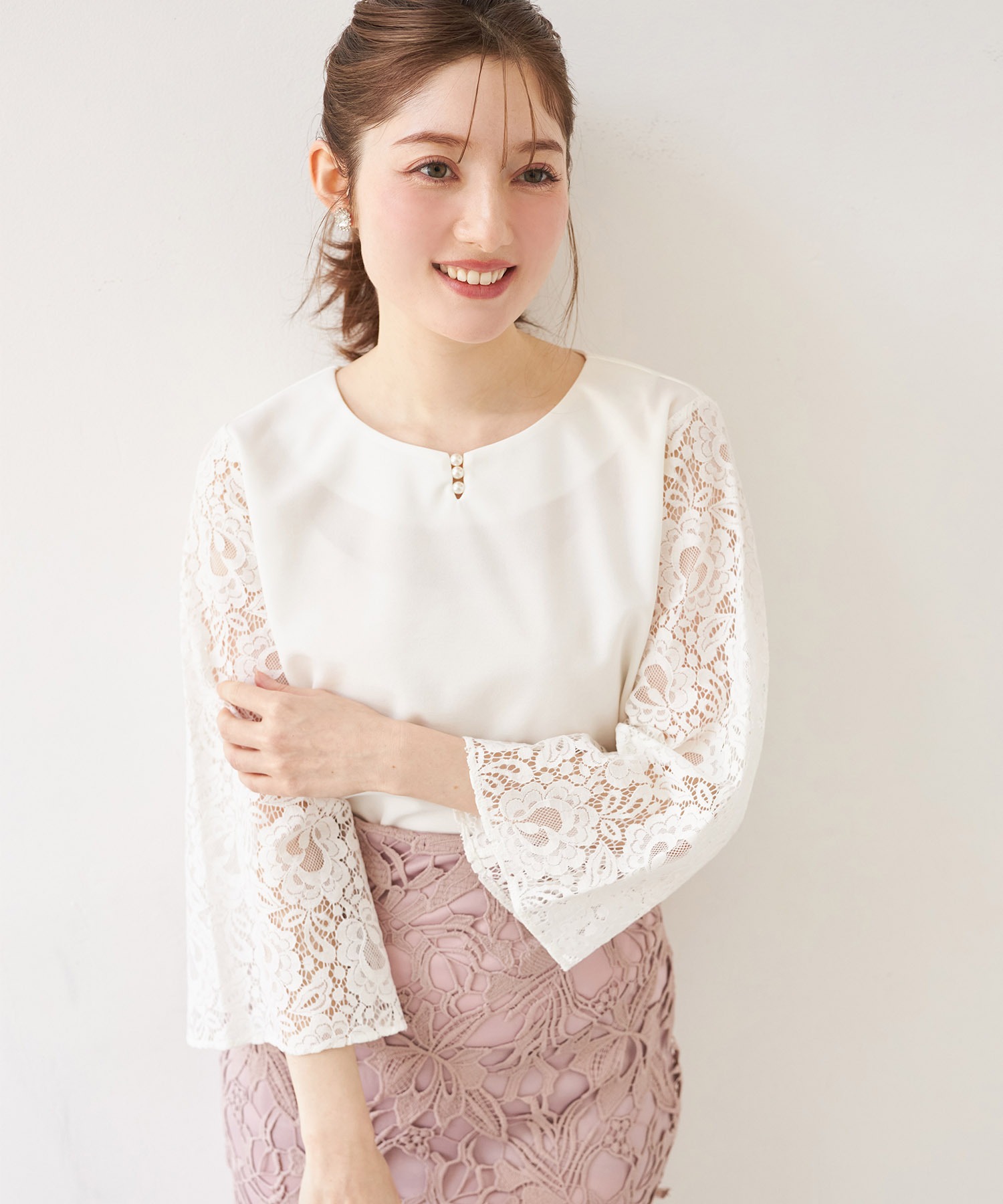 パール付きレーススリーブ切り替えブラウス 6月2日(月)オフィシャルサイト限定再販☆【kalene カレン】 tocco closet(トッコクローゼット)※少量の在庫確保による再販売の為、交換は出来かねる場合がございます。予めご了承ください。