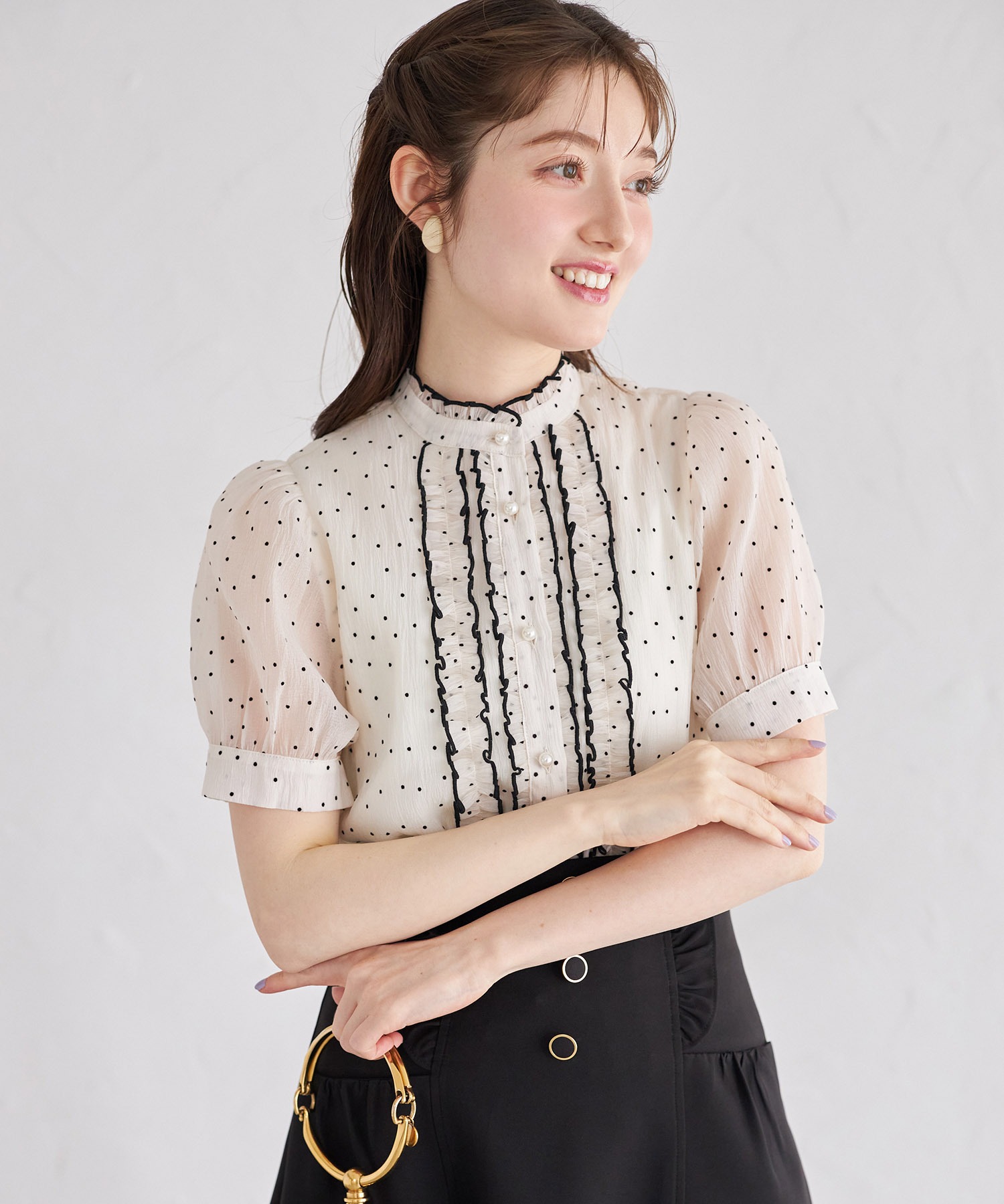 パール釦プチフリルシアードットブラウス【kaline カリン】 tocco closet(トッコクローゼット) ＊スペシャルプライス品につき返品/キャンセル/配送日指定不可/ラッピング不可/少量在庫のセールの為交換は出来かねる場合がございます。