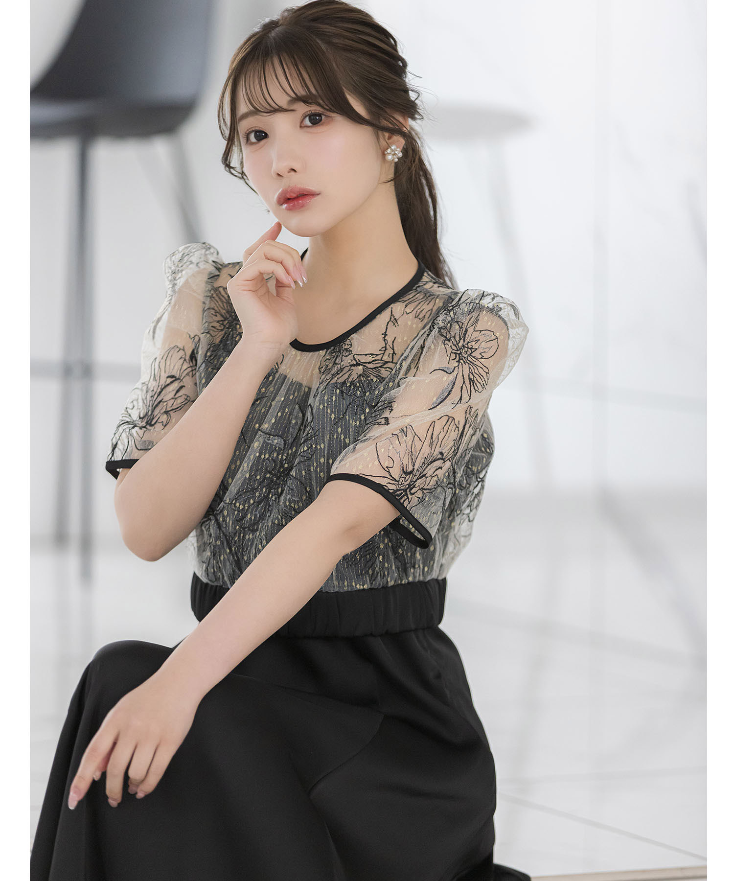 きらきらレーストップス×サテンキャミワンピースＳＥＴ【ladria ラドリア】 tocco closet(トッコクローゼット)※えみ姉さんはゴールド着用