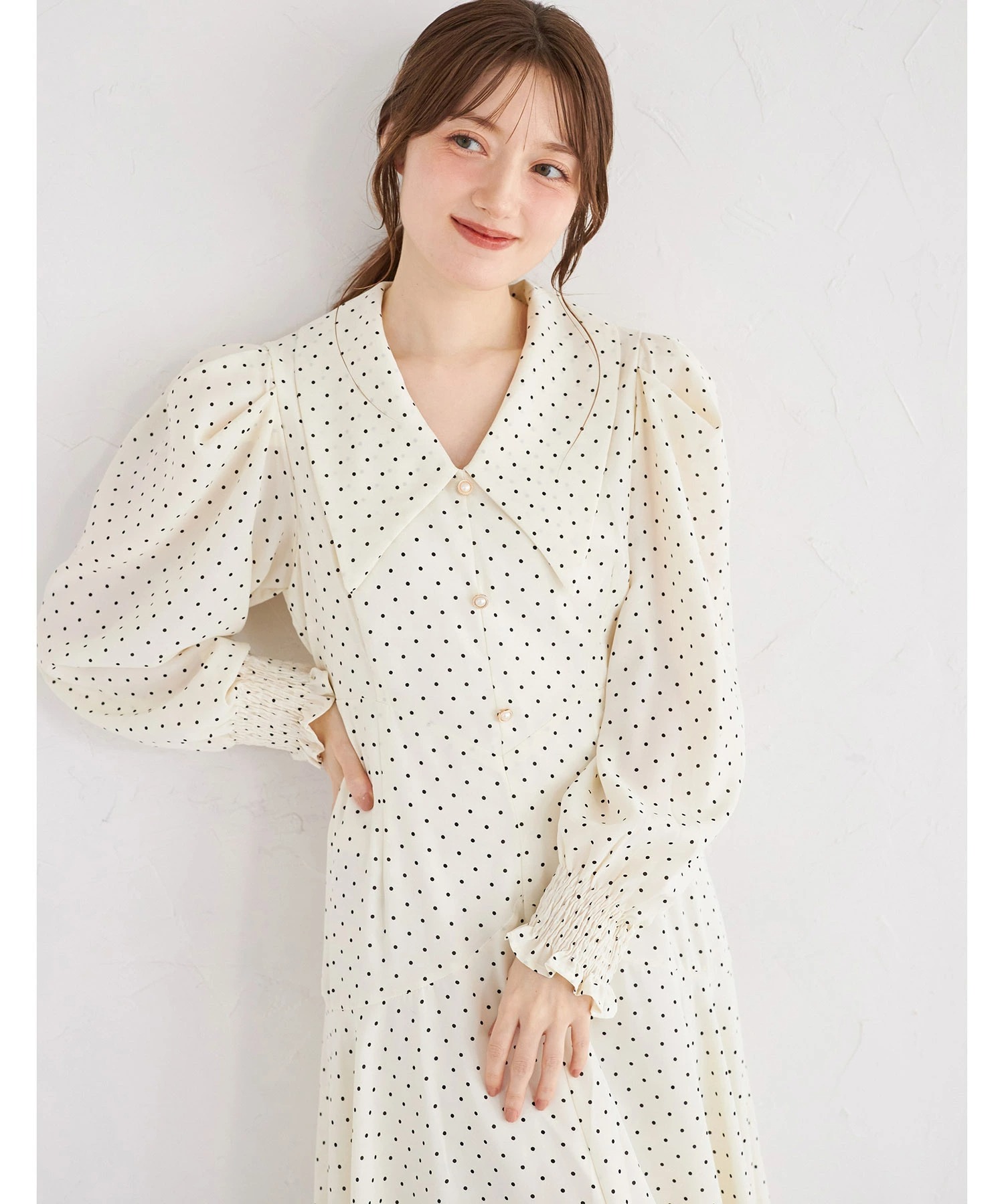 襟付きパール飾り釦ドットワンピース【lantines ランティネス】 tocco closet(トッコクローゼット)　※オフィシャルサイト限定