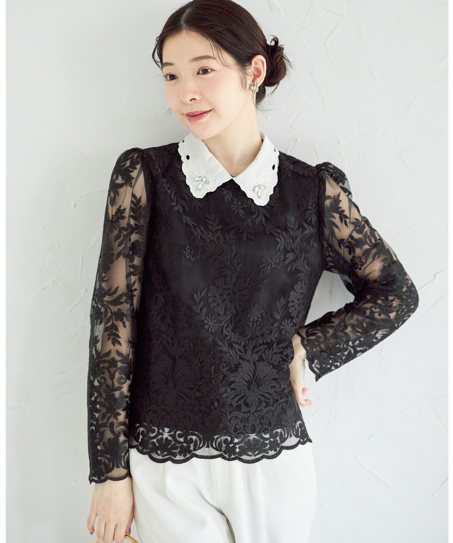 ビジュー×刺繍襟付きスカラップカットレースブラウス【lascay ラスケイ】 tocco closet(トッコクローゼット) ＊スペシャルプライス品につき返品/キャンセル/配送日指定不可/ラッピング不可/少量在庫のセールの為交換は出来かねる場合がございます。