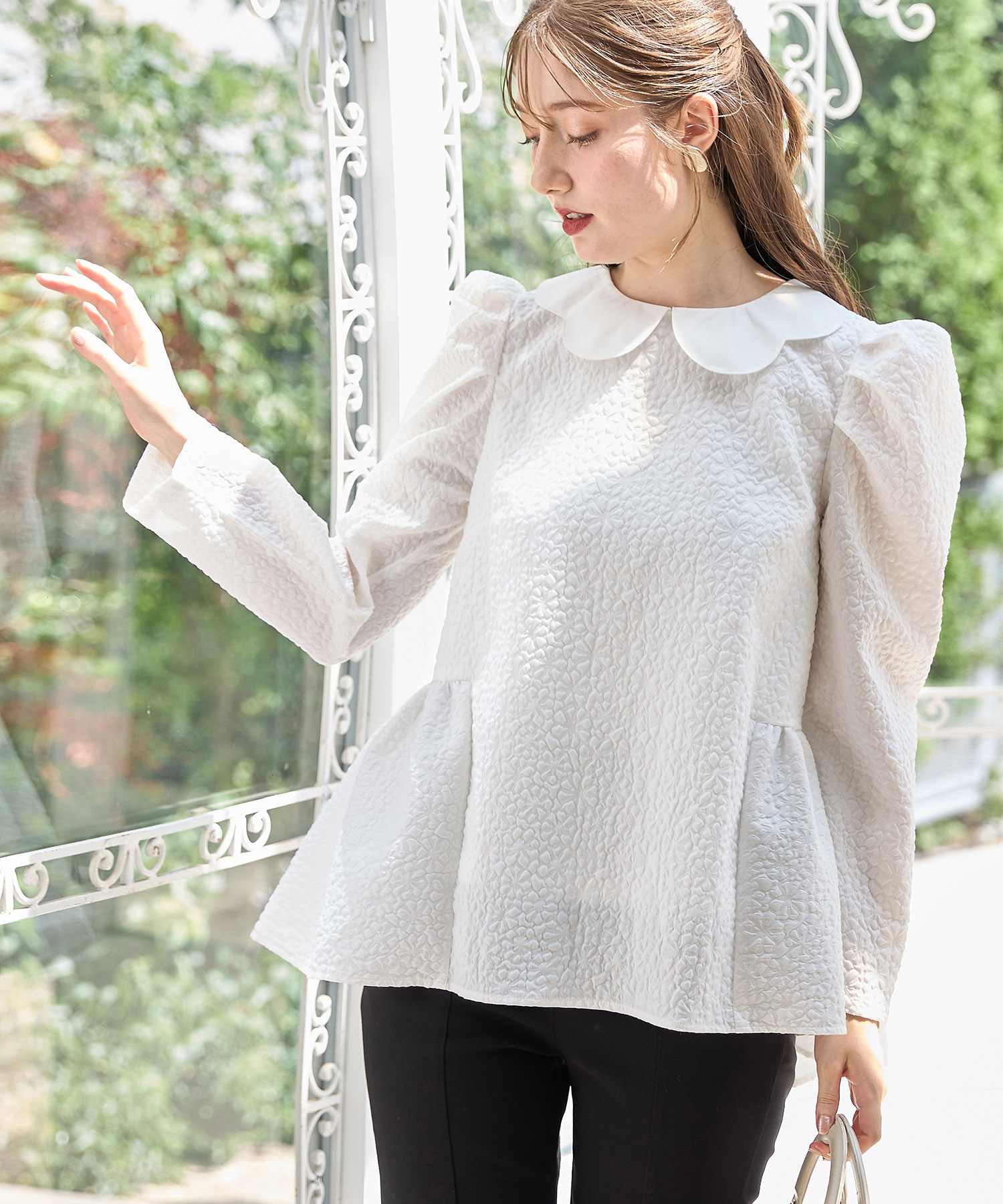 スカラップ襟付きフラワーエンボスペプラムプルオーバー【lasmine ラスミン】 tocco closet(トッコクローゼット)　＊スペシャルプライス品につき返品/キャンセル/配送日指定不可/ラッピング不可/少量在庫のセールの為交換は出来かねる場合がございます。