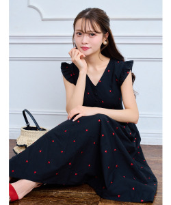 フリル付きくるみ飾り釦ハート刺繍ノースリーブワンピース 3月31日(月)オフィシャルサイト限定ブラック再販☆ ※ichaaakoさんはブラック着用≪Vacance/Resort Collection≫※少量の在庫確保による再販売の為、交換は出来かねる場合がございます。予めご了承ください。