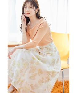 ヨーク切り替えニュアンスフラワープリントフレアスカート【sierato】 tocco closet(トッコクローゼット) ＊スペシャルプライス品につき返品/キャンセル/配送日指定不可/ラッピング不可/少量在庫のセールの為交換は出来かねる場合がございます。