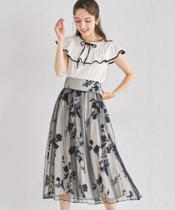 バックレースアップチュール×フラワープリントフレアスカート【diseara ディシーラ】 tocco closet(トッコクローゼット)　＊スペシャルプライス品につき返品/キャンセル/配送日指定不可/ラッピング不可/少量在庫のセールの為交換は出来かねる場合がございます。