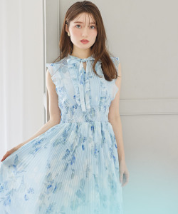 完売カラー5月再販予定！入荷連絡受付中☆リボン付きウエストシャーリングフラワープリントプリーツワンピース tocco closet(トッコクローゼット)