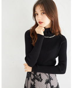 ビジュー付きフリルタートルネックニットプルオーバー   11月4日(火)オフホワイト、ブラック、グレー再販決定☆ tocco closet ※グレー少量の在庫確保による再販売の為、交換は出来かねる場合がございます。予めご了承ください。