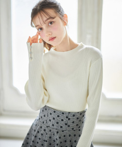 袖口ビジュー付きラメ入りプチハイネックリブニットプルオーバー 12月16日(月)オフィシャルサイト限定再販☆《Knit Collection》※@ichaaakoさんはブラック着用※少量の在庫確保による再販売の為、交換は出来かねる場合がございます。予めご了承ください。