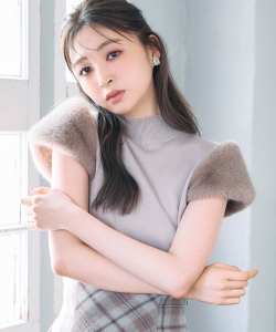 ファースリーブ切り替えニットプルオーバー【rophila】tocco closet(トッコクローゼット)※越智ゆらのさんはアイボリー、上西星来さんはグレイッシュピンク着用※ブラック少量の在庫確保による再販売の為、交換は出来かねる場合がございます。予めご了承ください。