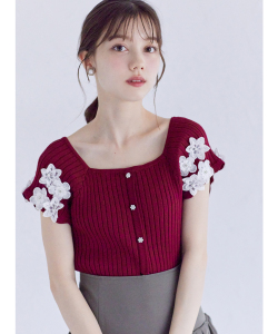 前後２ＷＡＹ立体フラワーモチーフ付きリブニットプルオーバー【mecret ミクレット】 tocco closet＊スペシャルプライス品につき返品/キャンセル/配送日指定不可/ラッピング不可/少量在庫のセールの為交換は出来かねる場合がございます。