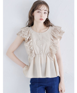 コットンレースフリル付きペプラムブラウス【noliale ノリアル】 tocco closet(トッコクローゼット) ＊スペシャルプライス品につき返品/キャンセル/配送日指定不可/ラッピング不可/少量在庫のセールの為交換は出来かねる場合がございます。