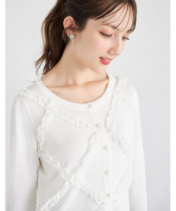 パール付きフリル装飾ニットカーディカン【idea イディア】 tocco closet《Knit Collection》＊スペシャルプライス品につき返品/キャンセル/配送日指定不可/ラッピング不可/少量在庫のセールの為交換は出来かねる場合がございます。