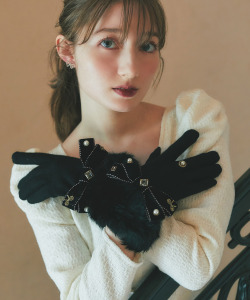 スマホタッチ対応♪リボン＆パールビジュー＆ファー付き裏起毛グローブ  12月8日(月)オフィシャルサイト限定再販☆※セレクトアイテム※少量の在庫確保による再販売の為、交換は出来かねる場合がございます。予めご了承ください。