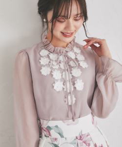 立体フラワーモチーフ＆リボン付き楊柳ブラウス 【faylith フェイリス】 tocco closet《春めくColor》※少量の在庫確保による再販売の為、交換は出来かねる場合がございます。予めご了承ください。