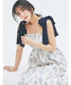 ショルダーリボン付きフラワープリントシャーリングワンピース【fozale フォゼル】tocco closet(トッコクローゼット)　※石川恋さんはネイビー着用 ネイビー