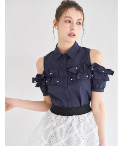 パール×フリル付きオープンショルダーブラウス【rophira ロフィーラ】tocco closet(トッコクローゼット)  ＊スペシャルプライス品につき返品/キャンセル/配送日指定不可/ラッピング不可/少量在庫のセールの為交換は出来かねる場合がございます。