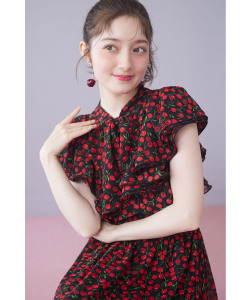 ボウタイリボン付きラッフルフリルチェリープリントウエストシャーリングワンピース 【lysiena リジーナ】 tocco closet(トッコクローゼット)《FruitCollection2025》