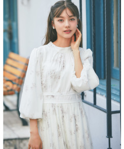 後ろリボン付きレースライン入りフラワープリントプリーツワンピース 【miolina ミオリナ】 tocco closet(トッコクローゼット)＊スペシャルプライス品につき返品/キャンセル/配送日指定不可/ラッピング不可/少量在庫のセールの為交換は出来かねる場合がございます。