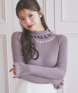 パールビジュー＆フリル付きタートルネックリブニットプルオーバー 11月1日(土)再販決定☆  tocco closet ※紺野彩夏さんはアイボリー、鈴木ゆうかさんはピンクモカ着用 ※少量の在庫確保による再販売の為、交換は出来かねる場合がございます。予めご了承ください。