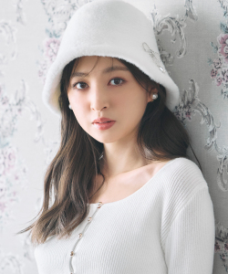 リボンブローチ付きシャギーハット【viere ヴィエール】 tocco closet(トッコクローゼット)《Pink×ShaggyFur Collection》※上西星来さんはオフホワイト着用