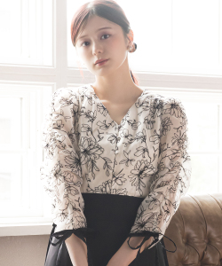 11月販売予定！入荷連絡受付中☆リボン付きフロッキーフラワープリントシアーブラウス※紺野彩夏さんはアイボリー着用