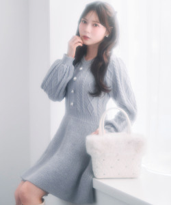 パール飾り釦付きケーブル編みラメニットワンピース tocco closet(トッコクローゼット)　※水瀬さららさんはブルー着用