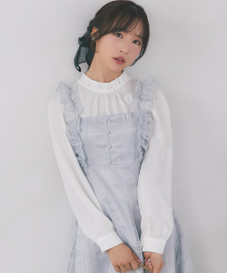 立体フラワーモチーフ＆パール付きハイネックブラウス   2月4日(水)再販決定☆ tocco closet(トッコクローゼット)※小栗有以さんはオフホワイト着用