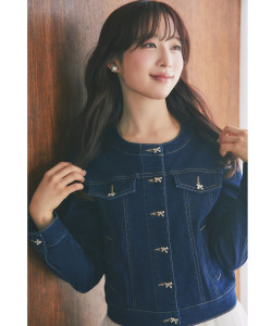 ビジューリボン釦ノーカラーデニムジャケット tocco closet(トッコクローゼット)《SpringOuterCollection》※小栗有以さんはインディゴ、野口衣織さんはライトブルー着用