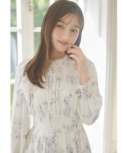 着映えも細見えも叶えるヴィンテージサテンフラワープリントシャーリングプリーツワンピース tocco closet(トッコクローゼット)　《Blossoming Spring 2026》