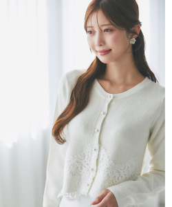 裾レース装飾パール釦ニットカーディガン 3月2日(月)再販決定☆ tocco closet(トッコクローゼット)　※松川星さんはオフホワイト着用