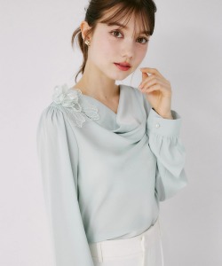 立体フラワーモチーフ＆パール付きドレープブラウス tocco closet(トッコクローゼット)　
