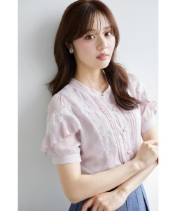フリル付きレース装飾パール釦ブラウス tocco closet(トッコクローゼット)